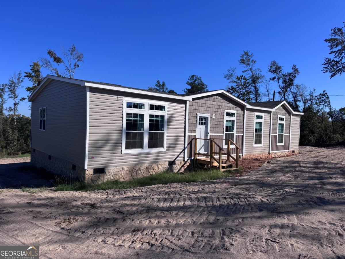 44 Long Leaf Road Hazlehurst, GA 31539 - Photo 3 of 21 a front view of a house with garden