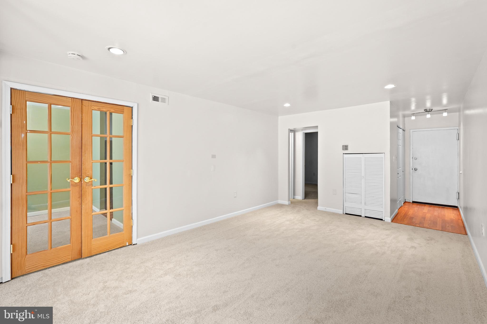 8647 Greenbelt Road, Unit T2 Greenbelt, MD 20770 - Photo 12 of 32 Living room