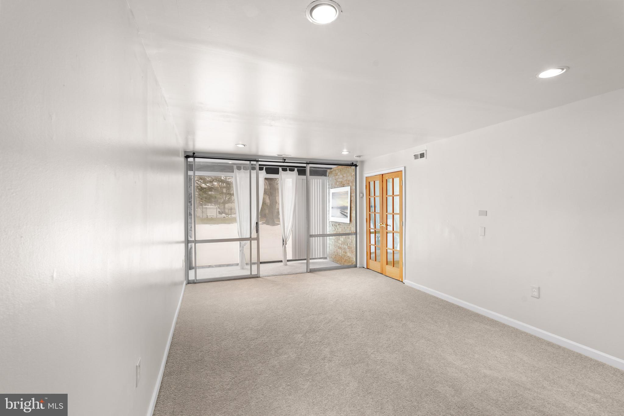 8647 Greenbelt Road, Unit T2 Greenbelt, MD 20770 - Photo 14 of 32 Living room