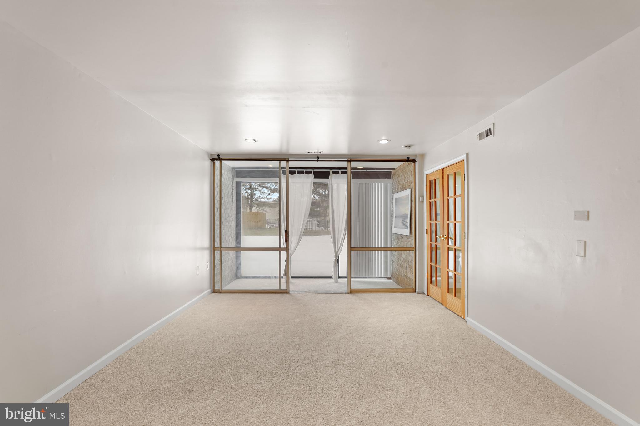 8647 Greenbelt Road, Unit T2 Greenbelt, MD 20770 - Photo 6 of 32 Living room