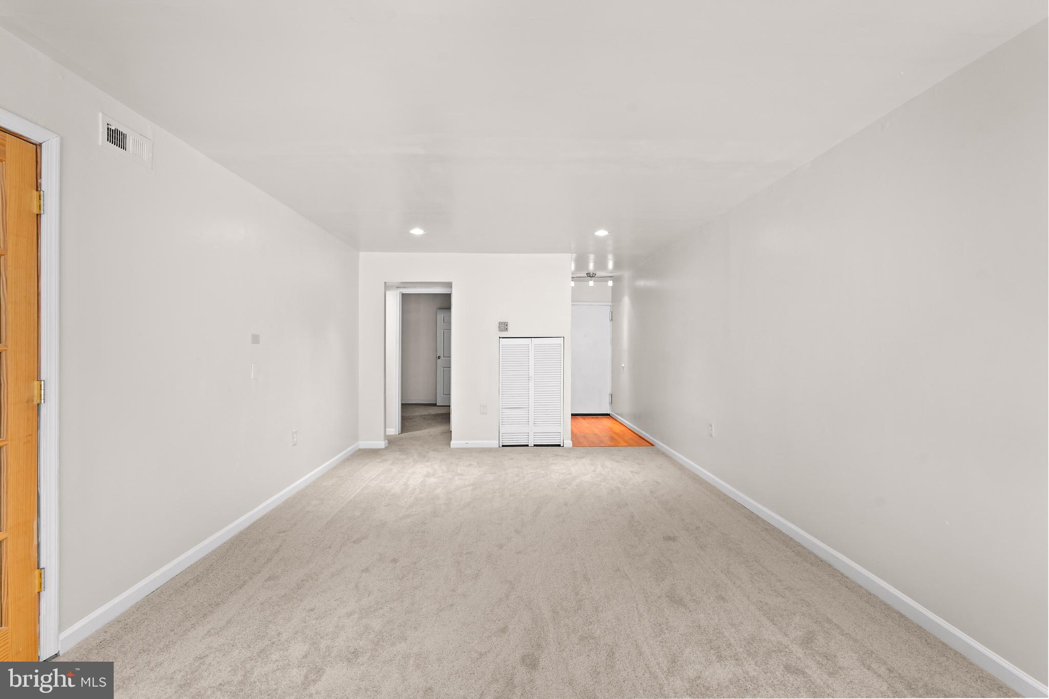 8647 Greenbelt Road, Unit T2 Greenbelt, MD 20770 - Photo 10 of 32 Living room