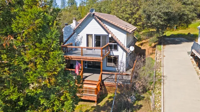 a view of house with a yard