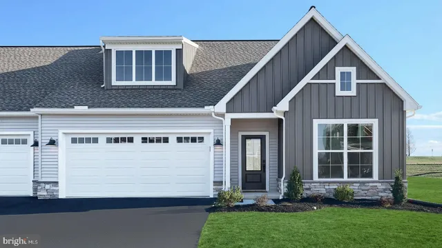 a view of front a house with a yard
