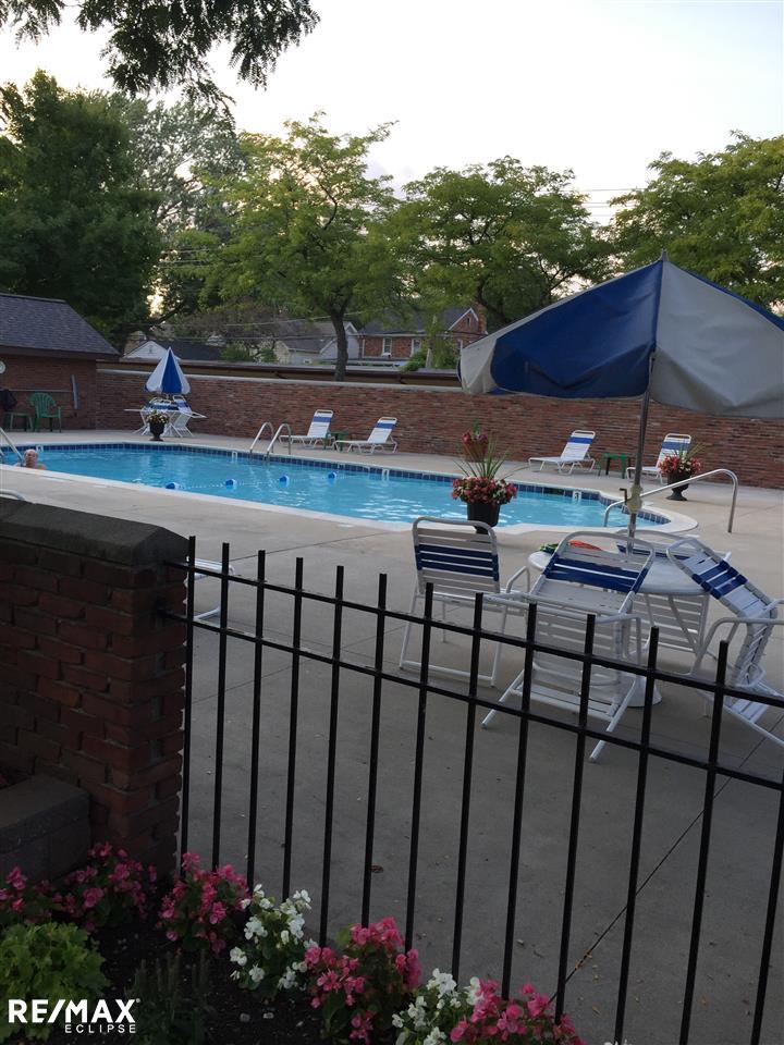 1750 Vernier Road, Unit 11 Grosse Pointe Woods, MI 48236 - Photo 4 of 31