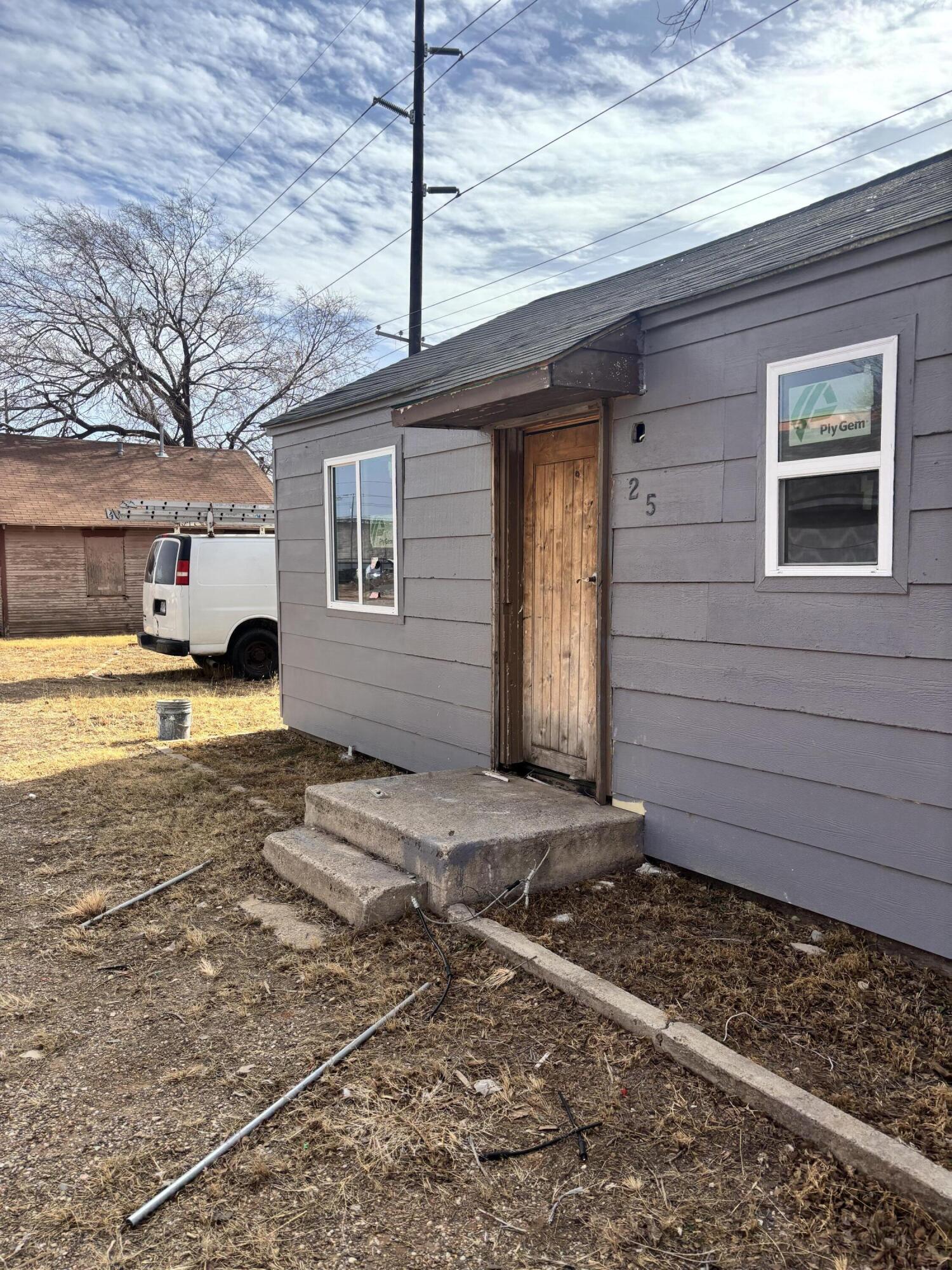 312 East 34th Street Lubbock, TX 79404 - Photo 3 of 25 a backyard of a house