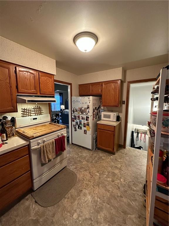 8585 Peebles Road Pittsburgh, PA 15237 - Photo 8 of 23 a kitchen with a stove and a refrigerator