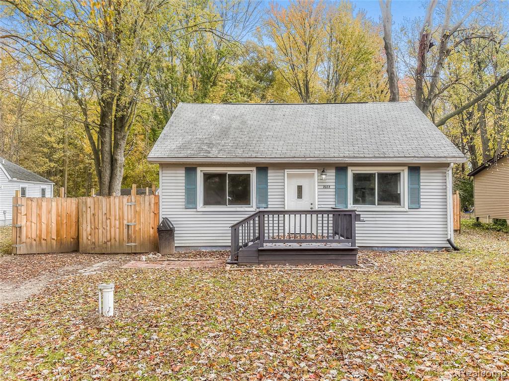 2372 Meadow Street Flushing, MI 48433 - Photo 2 of 17