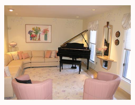211 Springhouse Lane Pittsburgh, PA 15238 - Photo 2 of 8 Living Room.