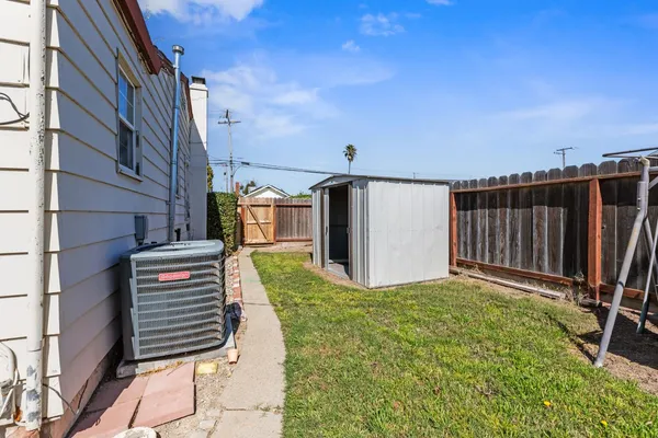 a view of a backyard with pathway