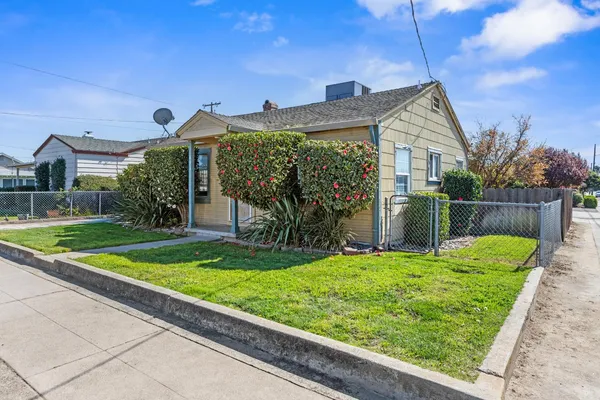 a view of a house with backyard