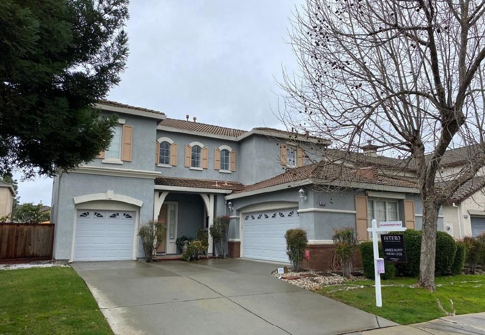 a view of a car park in front of house