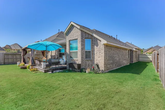 a view of a house with backyard and porch