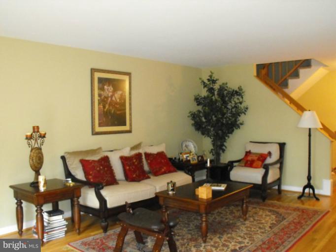 6326 Manchester Way Alexandria, VA 22312 - Photo 16 of 30 Living Room