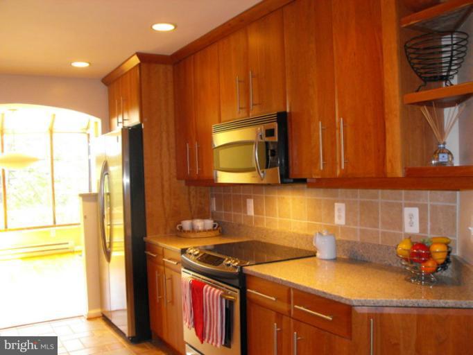 6326 Manchester Way Alexandria, VA 22312 - Photo 17 of 30 Kitchen