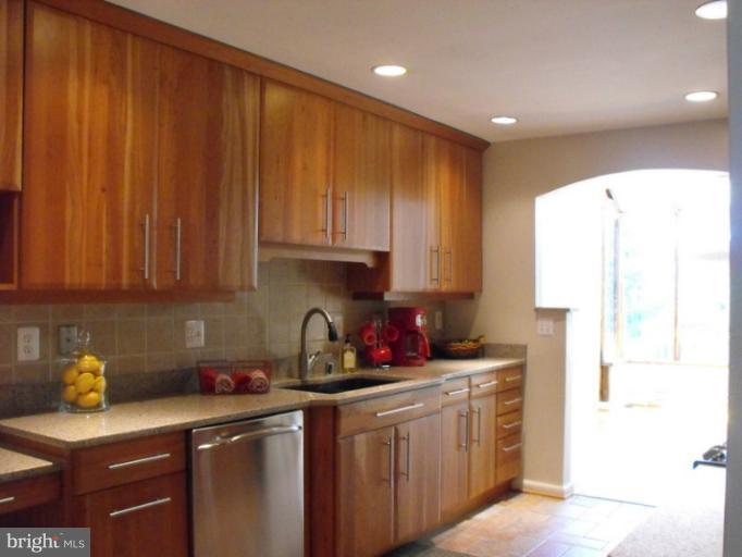 6326 Manchester Way Alexandria, VA 22312 - Photo 24 of 30 Kitchen