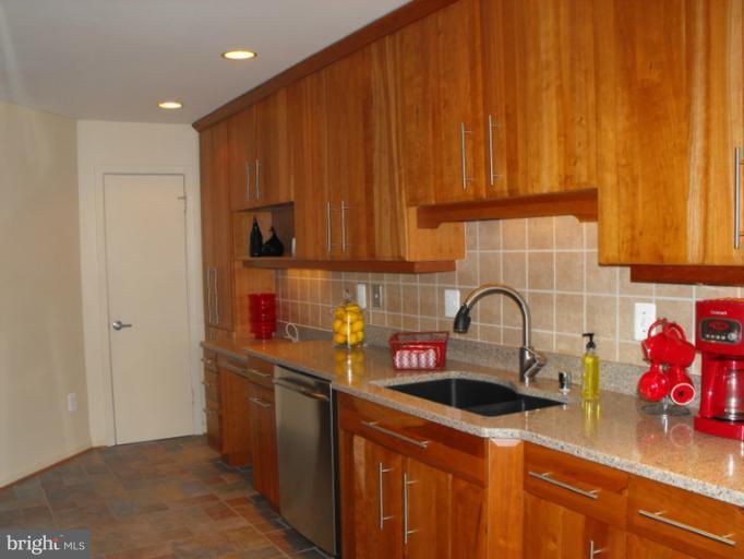 6326 Manchester Way Alexandria, VA 22312 - Photo 10 of 30 Kitchen