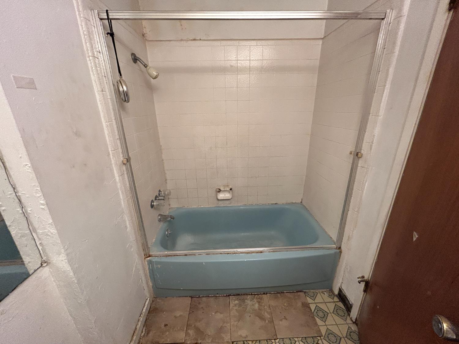 755 H Street Parlier, CA 93648 - Photo 14 of 22 a bathroom with a tub