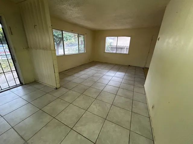 $269,900 | 755 H Street, Parlier, CA 93648