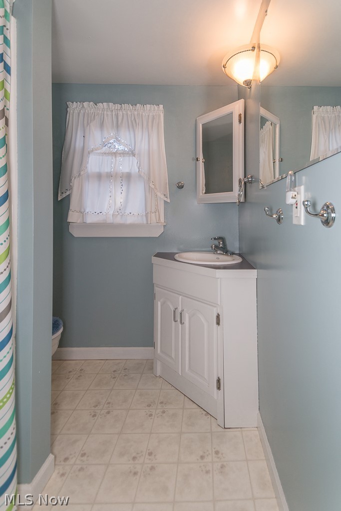 2350 Dock Road Madison, OH 44057 - Photo 21 of 29 2nd floor updated full bathroom with tub/shower combo.