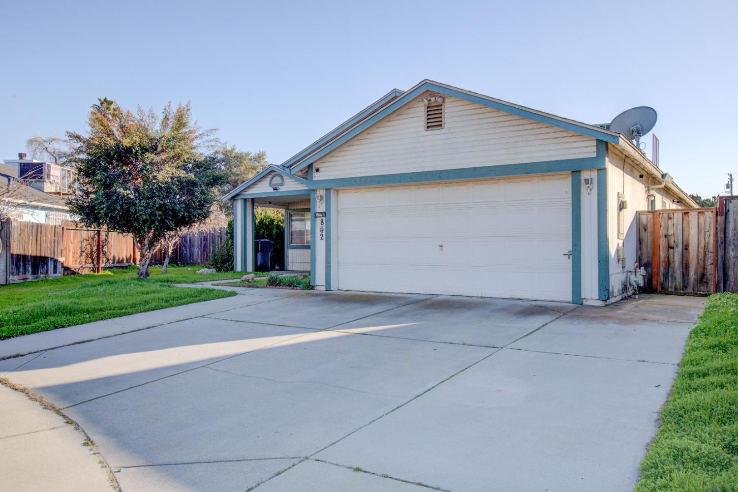 a front view of house with garage and yard