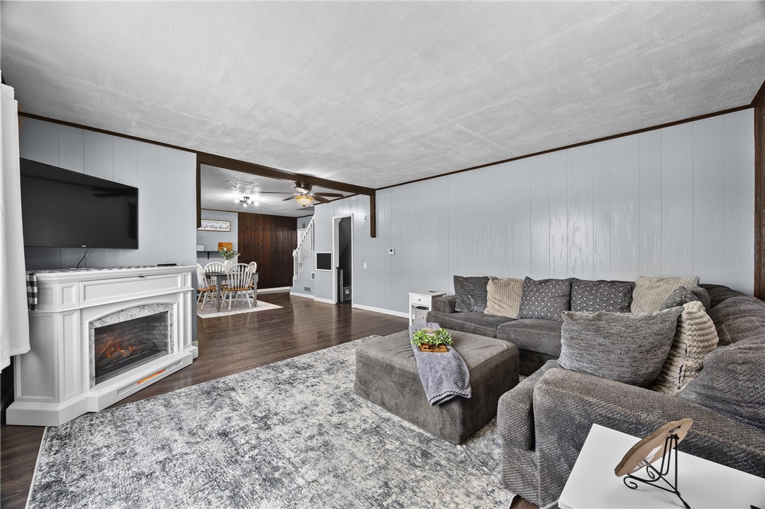 8657 Travell Road Lyons, NY 14489 - Photo 12 of 47 Living Room