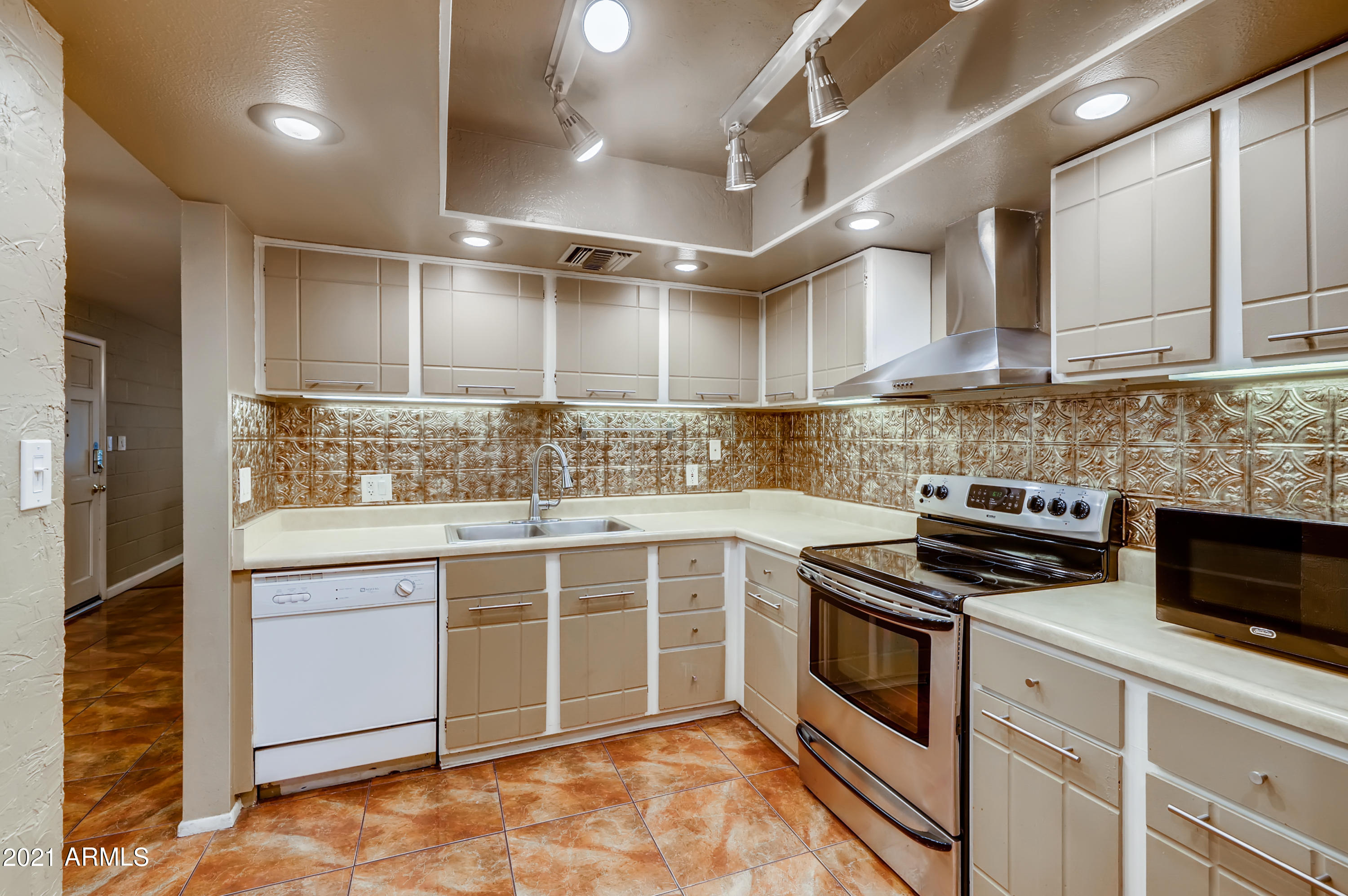4201 East Camelback Road, Unit 26 Phoenix, AZ 85018 - Photo 11 of 33 11-166462137-11 Kitchen