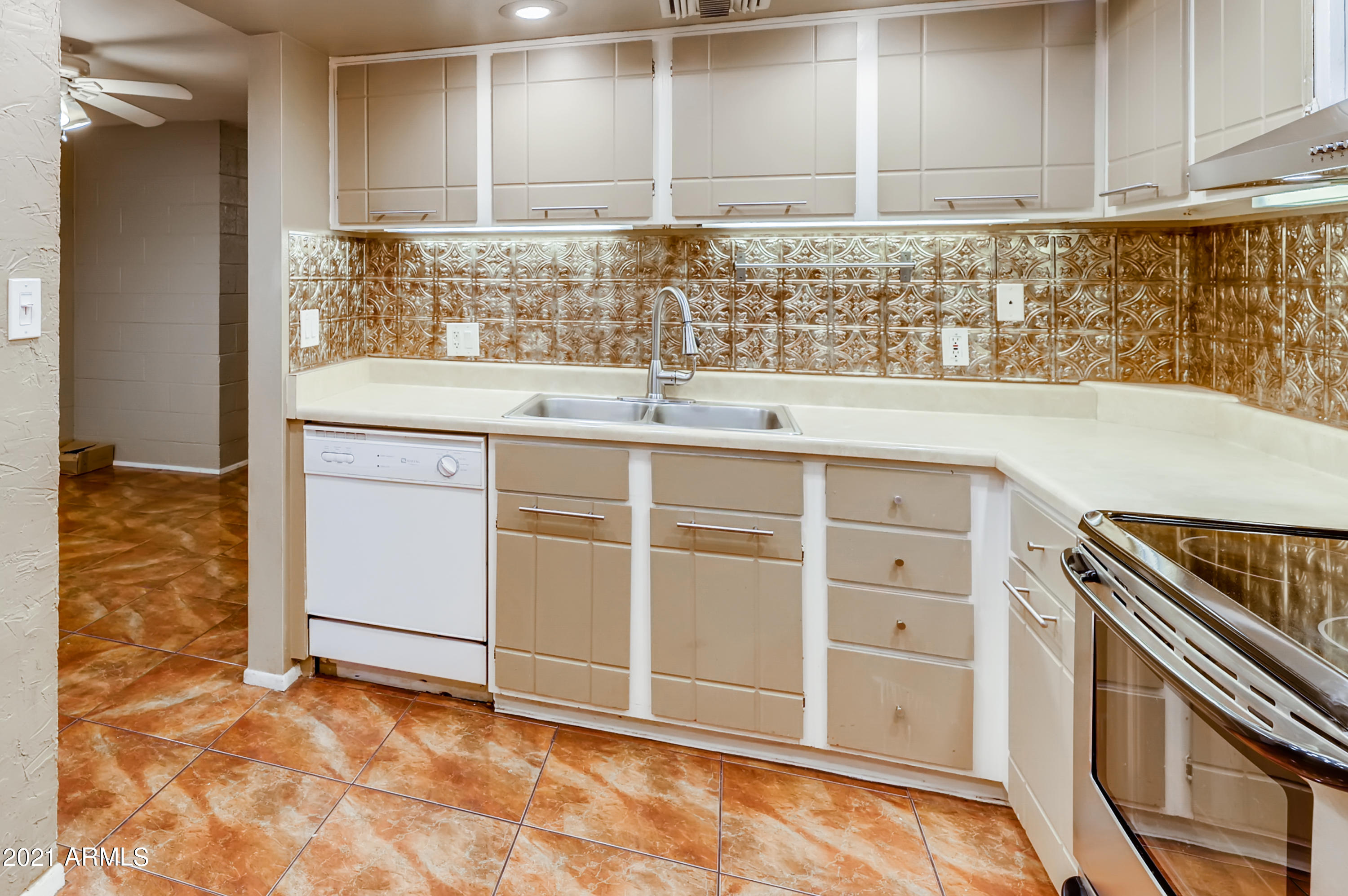 4201 East Camelback Road, Unit 26 Phoenix, AZ 85018 - Photo 12 of 33 12-153980054-12 Kitchen
