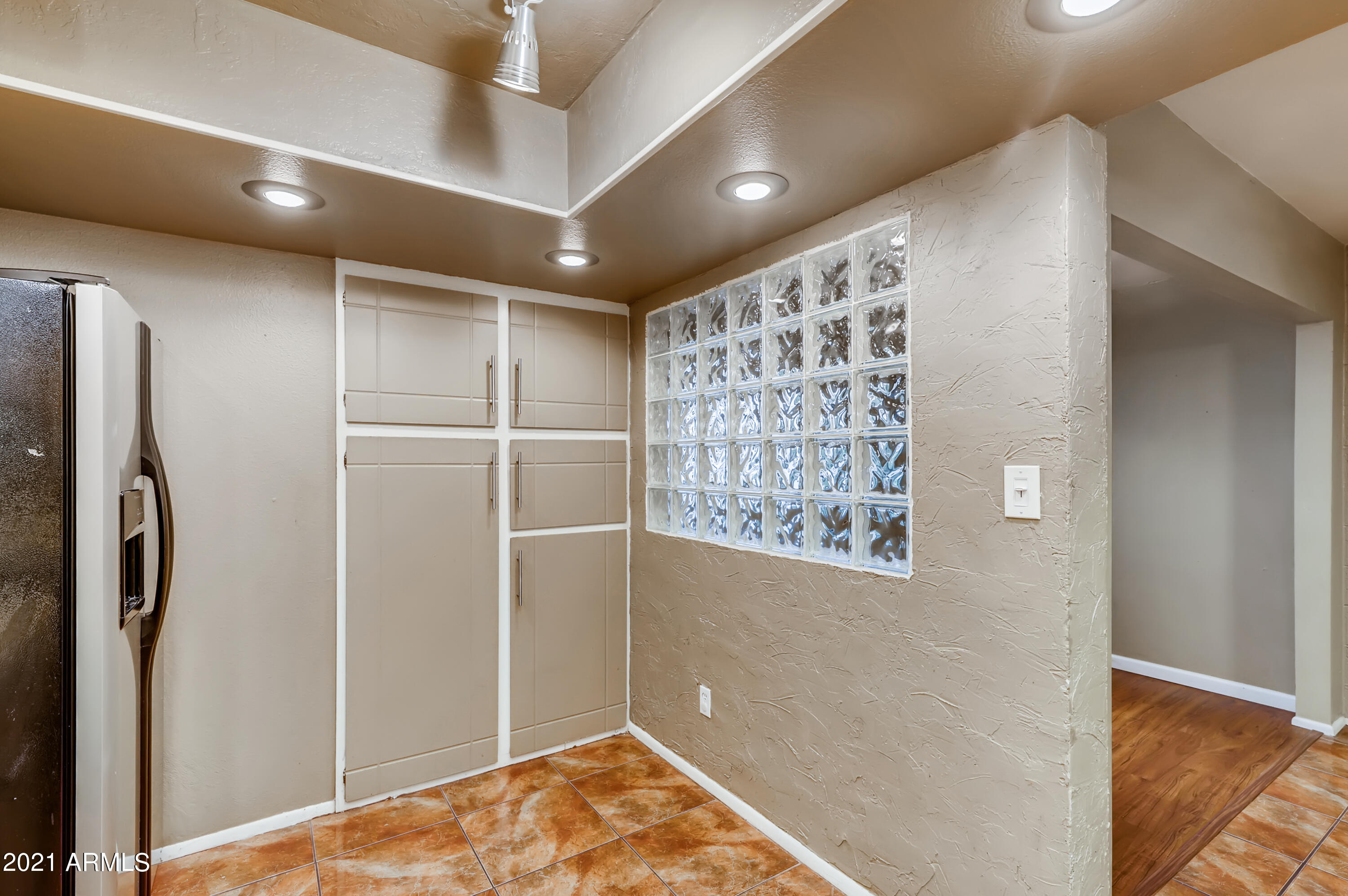 4201 East Camelback Road, Unit 26 Phoenix, AZ 85018 - Photo 13 of 33 13-204393857-13 Kitchen