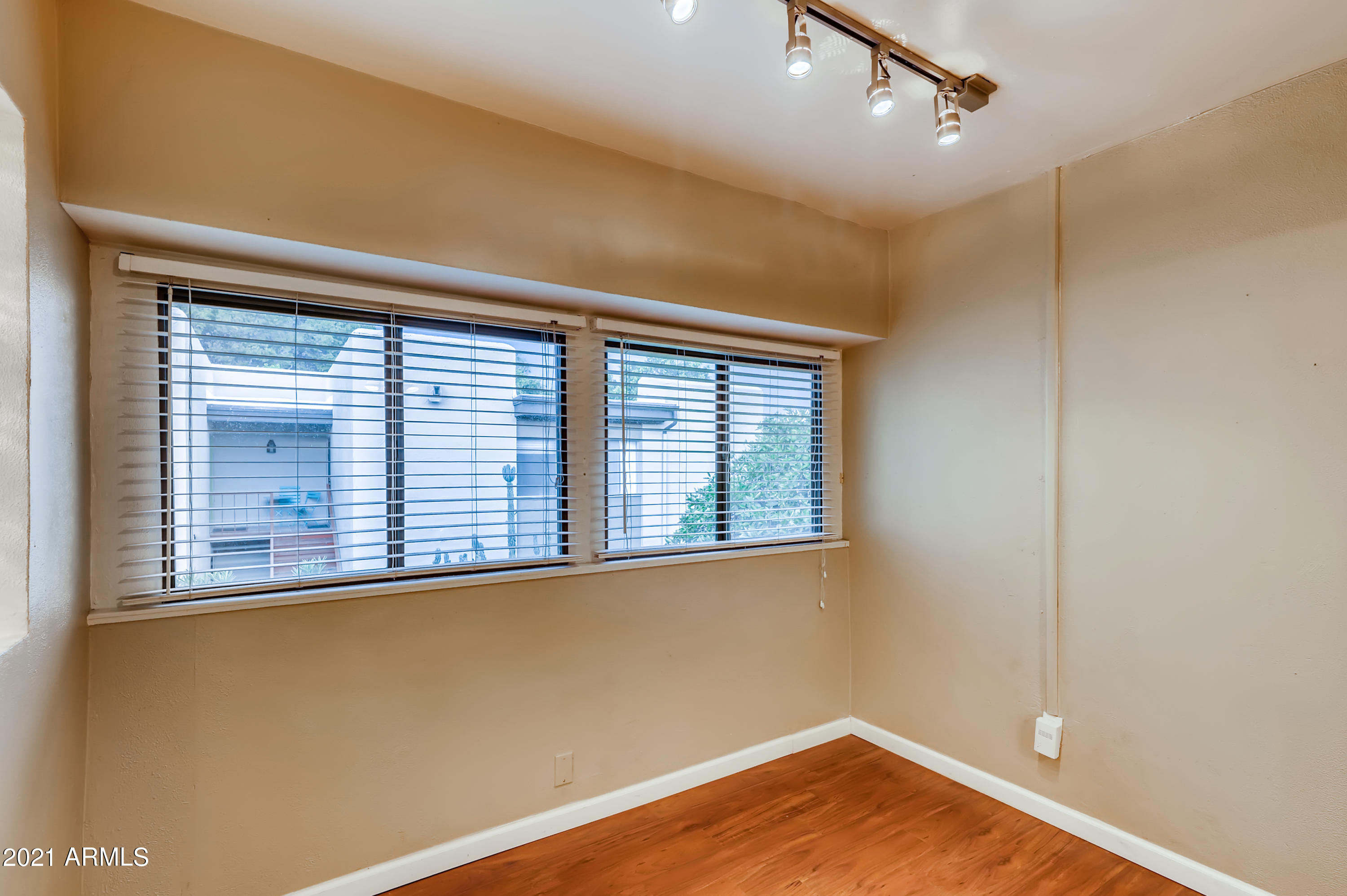 4201 East Camelback Road, Unit 26 Phoenix, AZ 85018 - Photo 14 of 33 14-957124294-14 Breakfast Area
