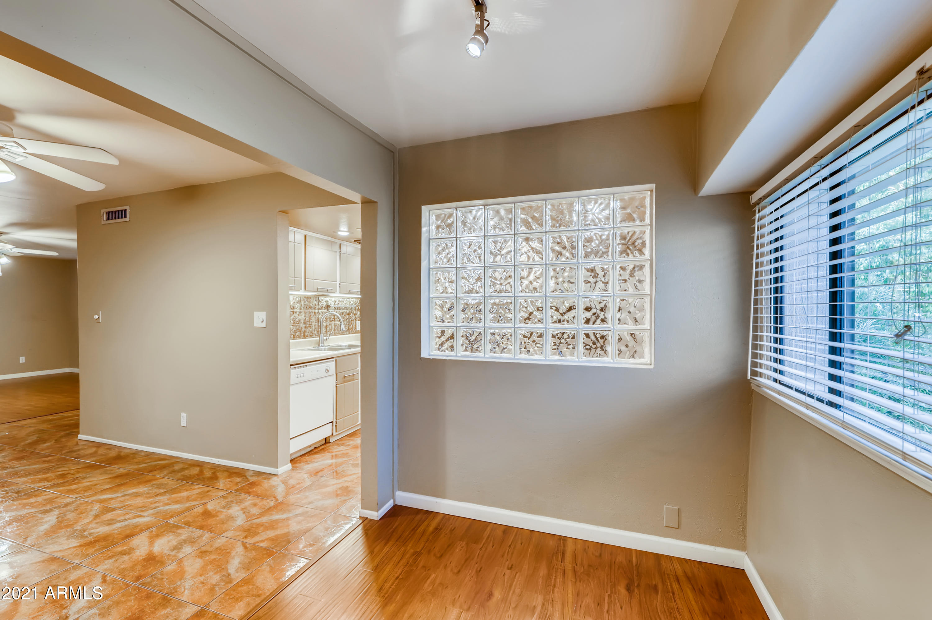 4201 East Camelback Road, Unit 26 Phoenix, AZ 85018 - Photo 15 of 33 15-454309100-16 Breakfast Area