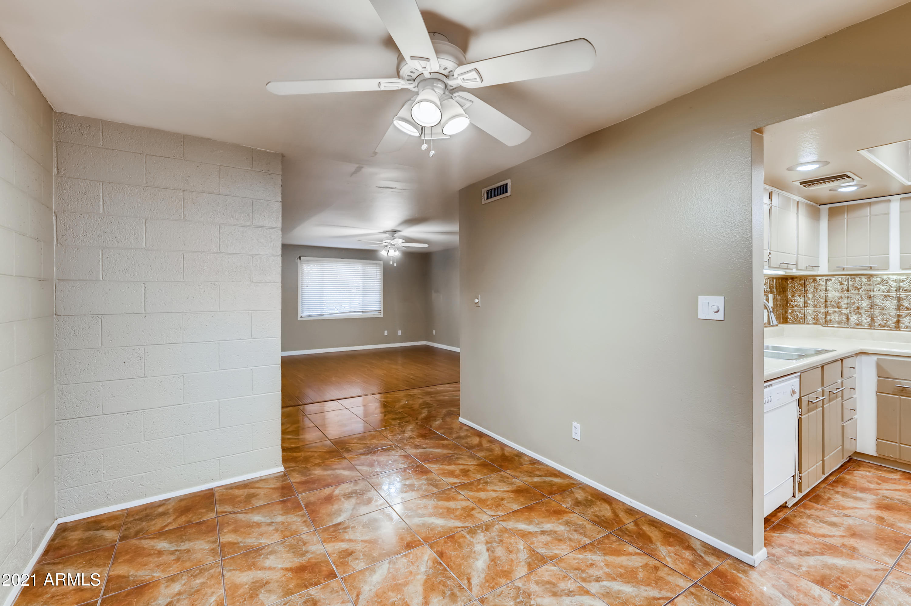 4201 East Camelback Road, Unit 26 Phoenix, AZ 85018 - Photo 16 of 33 16-237815077-17 Breakfast Area