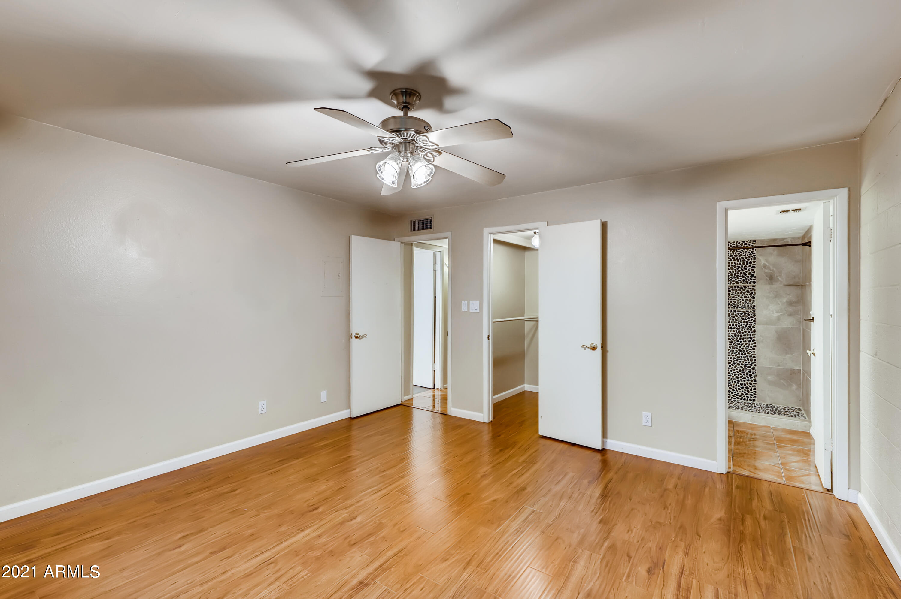 4201 East Camelback Road, Unit 26 Phoenix, AZ 85018 - Photo 19 of 33 19-801358378-20 Primary Bedroom