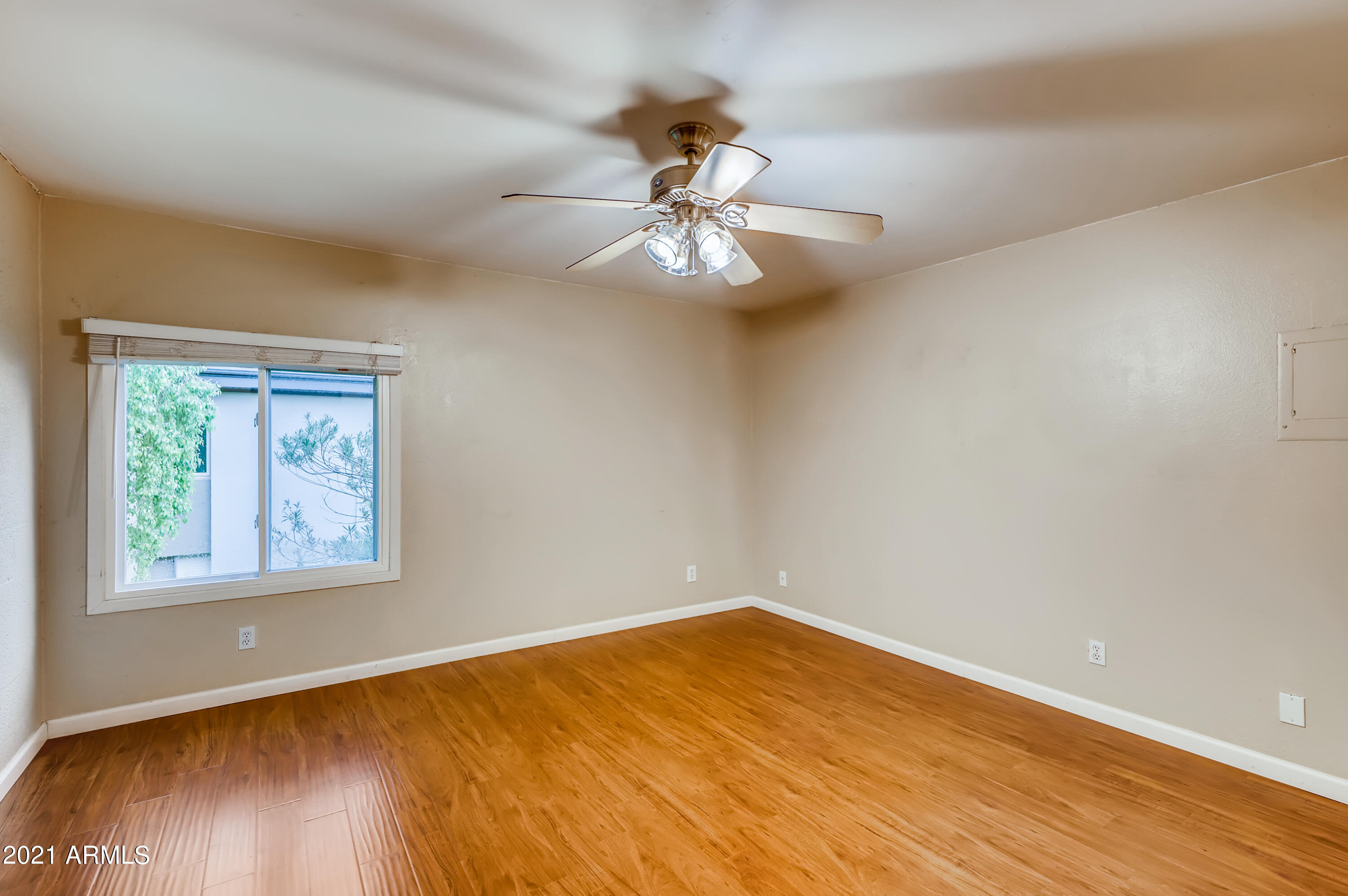 4201 East Camelback Road, Unit 26 Phoenix, AZ 85018 - Photo 20 of 33 20-410985844-21 Primary Bedroom