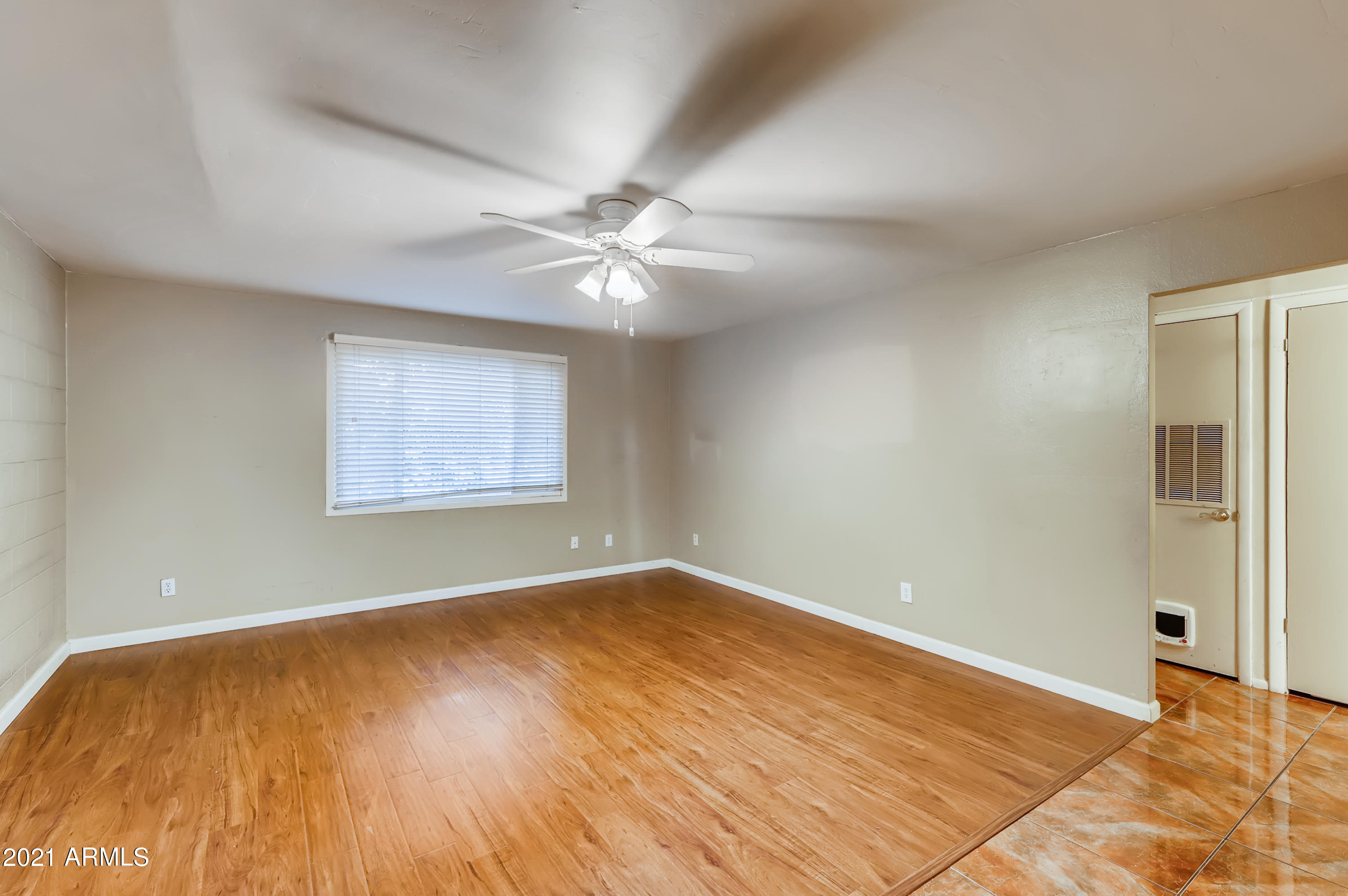 4201 East Camelback Road, Unit 26 Phoenix, AZ 85018 - Photo 3 of 33 3-704670249-03 Living Room