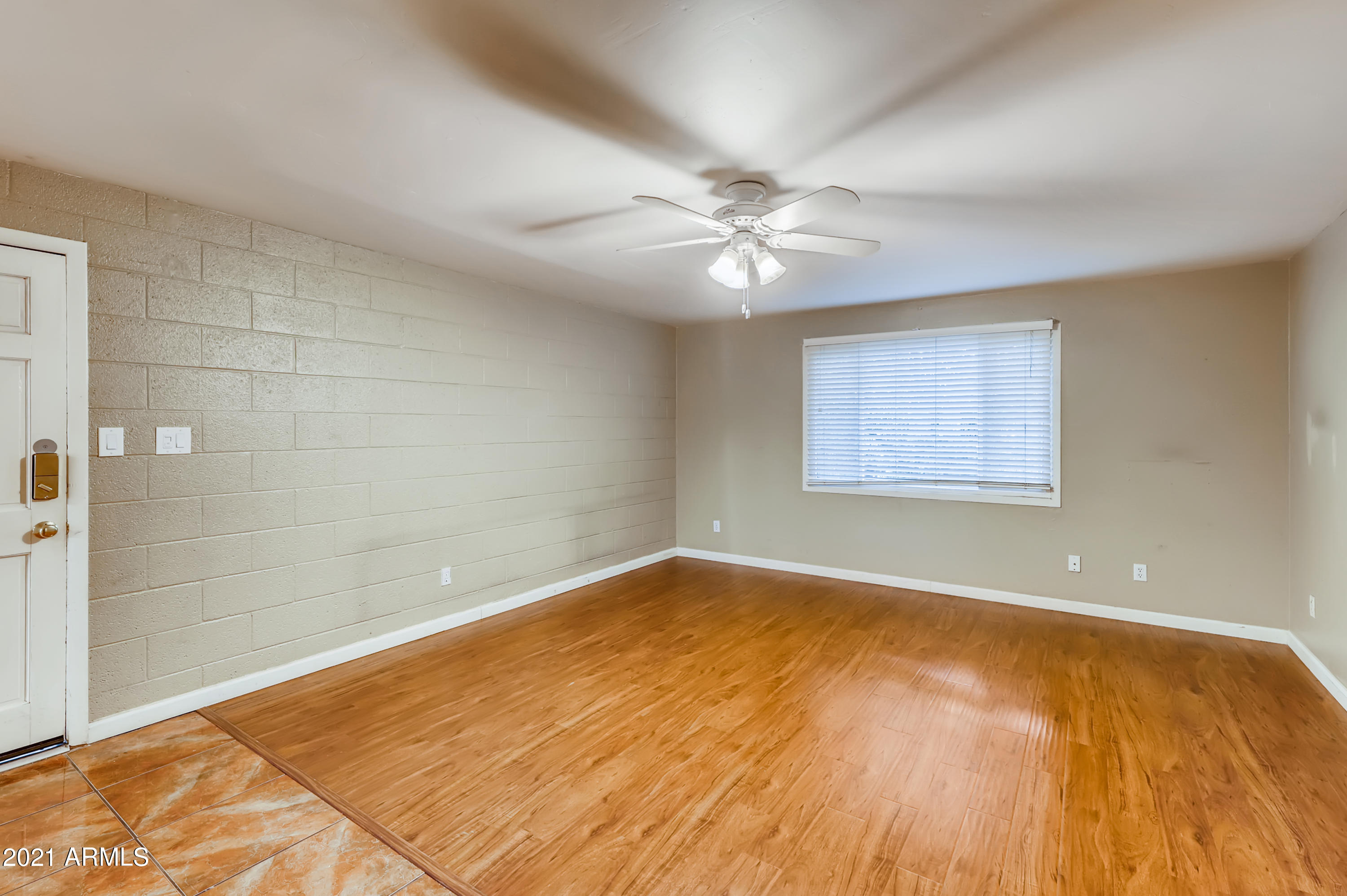 4201 East Camelback Road, Unit 26 Phoenix, AZ 85018 - Photo 4 of 33 4-568520231-04 Living Room