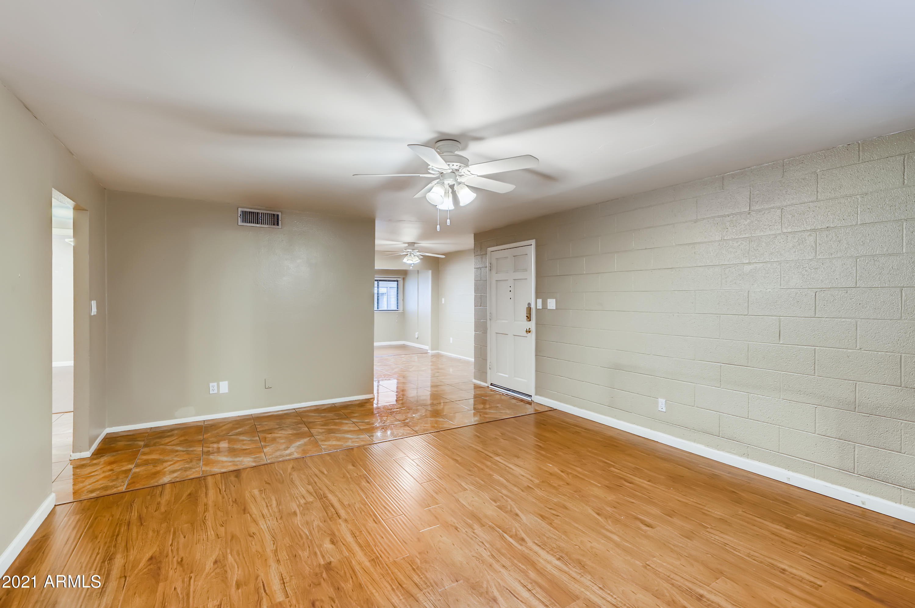 4201 East Camelback Road, Unit 26 Phoenix, AZ 85018 - Photo 5 of 33 5-175736622-05 Living Room