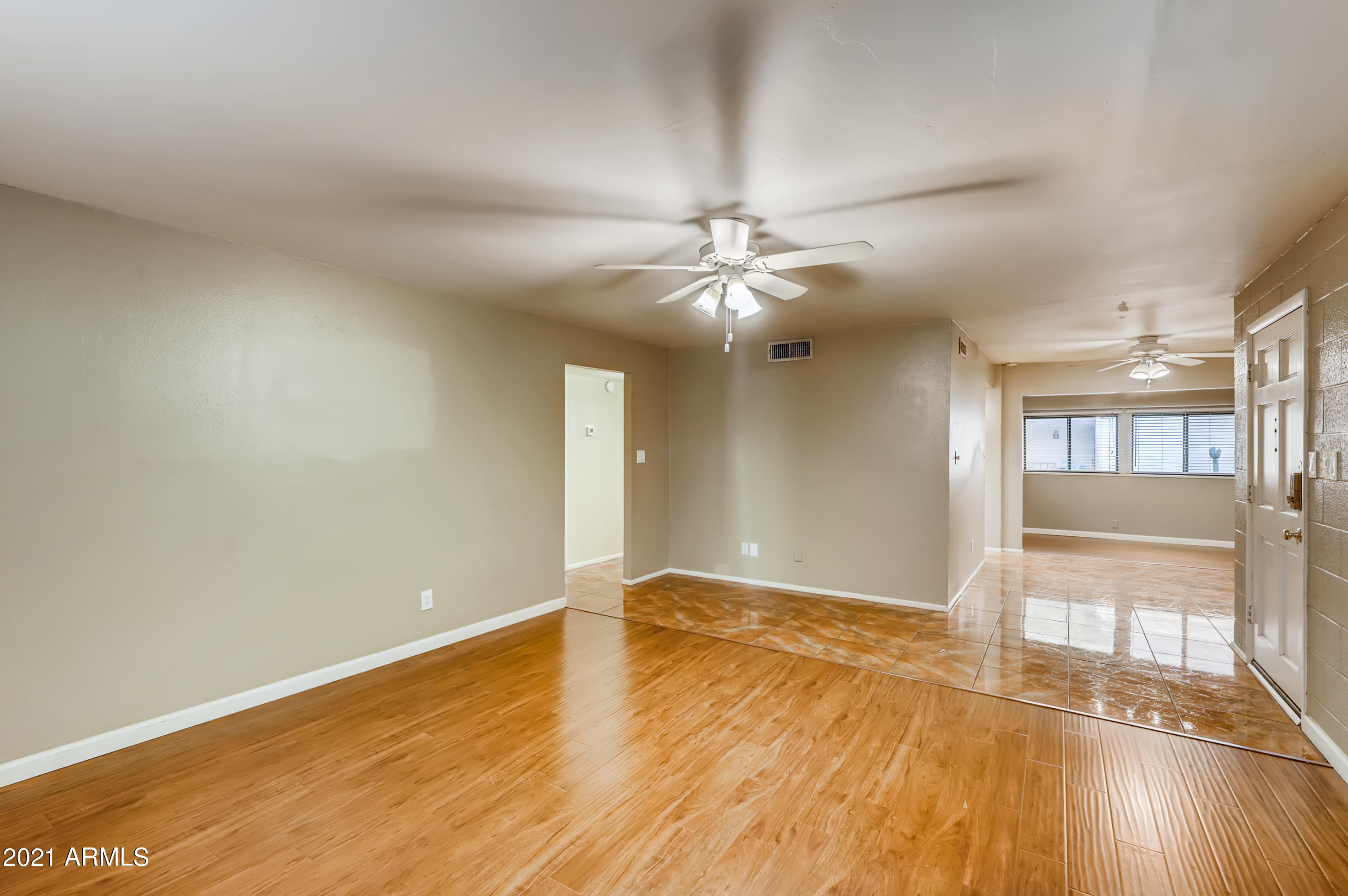 4201 East Camelback Road, Unit 26 Phoenix, AZ 85018 - Photo 6 of 33 6-964449347-06 Living Room