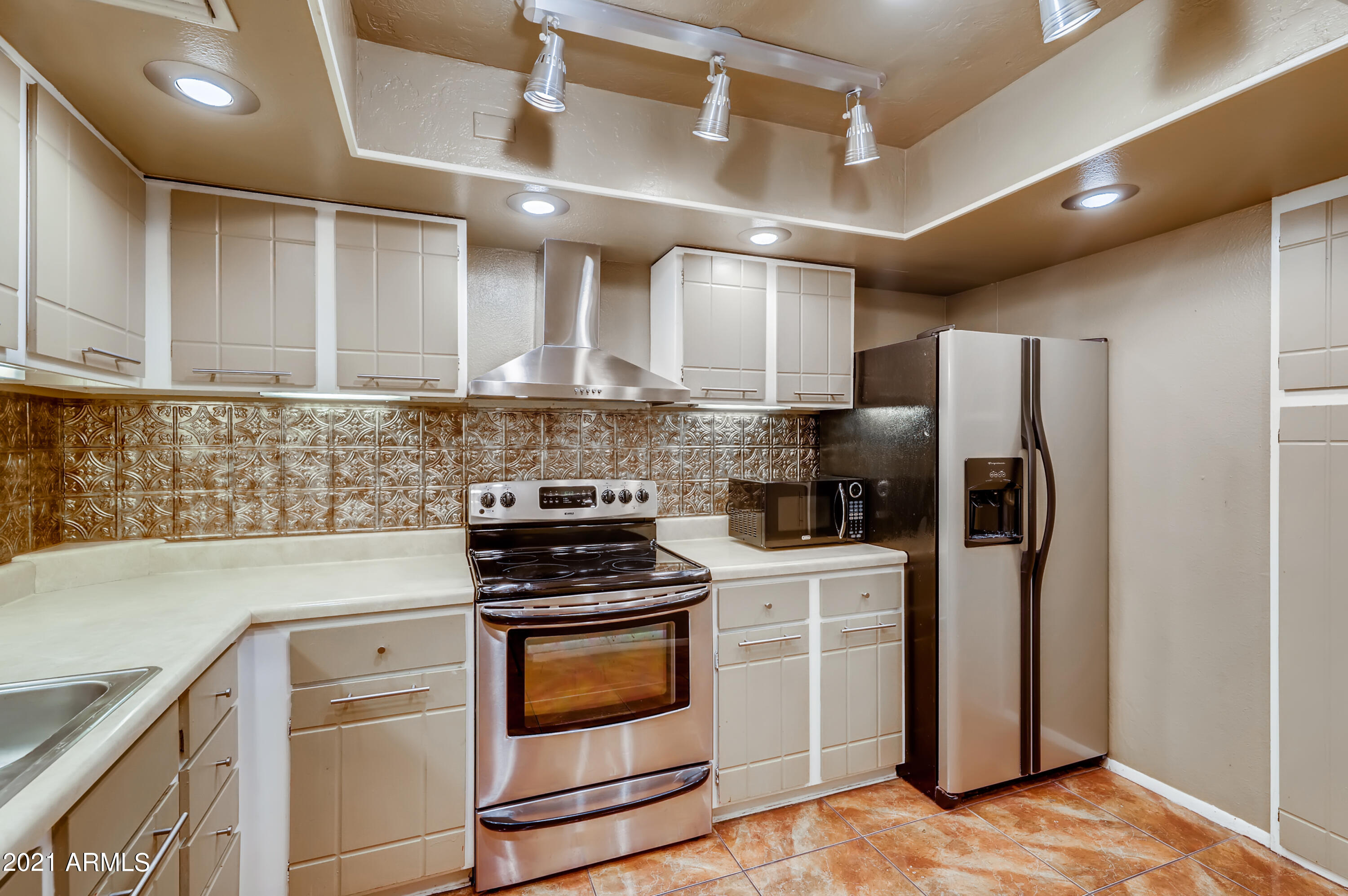 4201 East Camelback Road, Unit 26 Phoenix, AZ 85018 - Photo 10 of 33 10-550246641-10 Kitchen