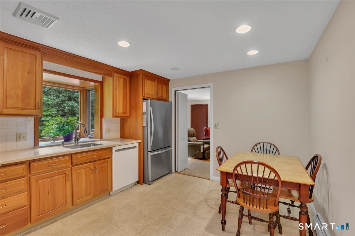 190 Valley View Road Manchester, CT 06040 - Photo 5 of 34 Gallery Image 5