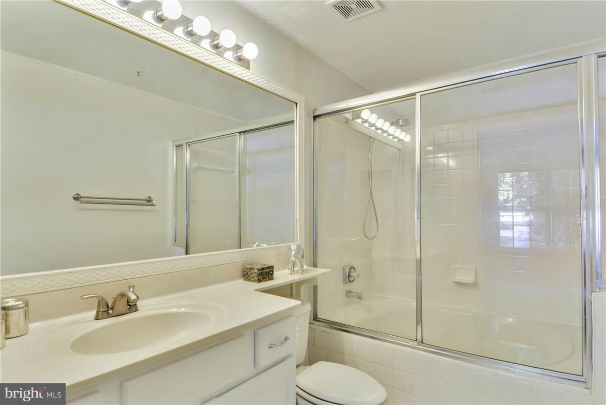 103 Timberbrook Lane, Unit 101 Gaithersburg, MD 20878 - Photo 15 of 27 Bath (Master)