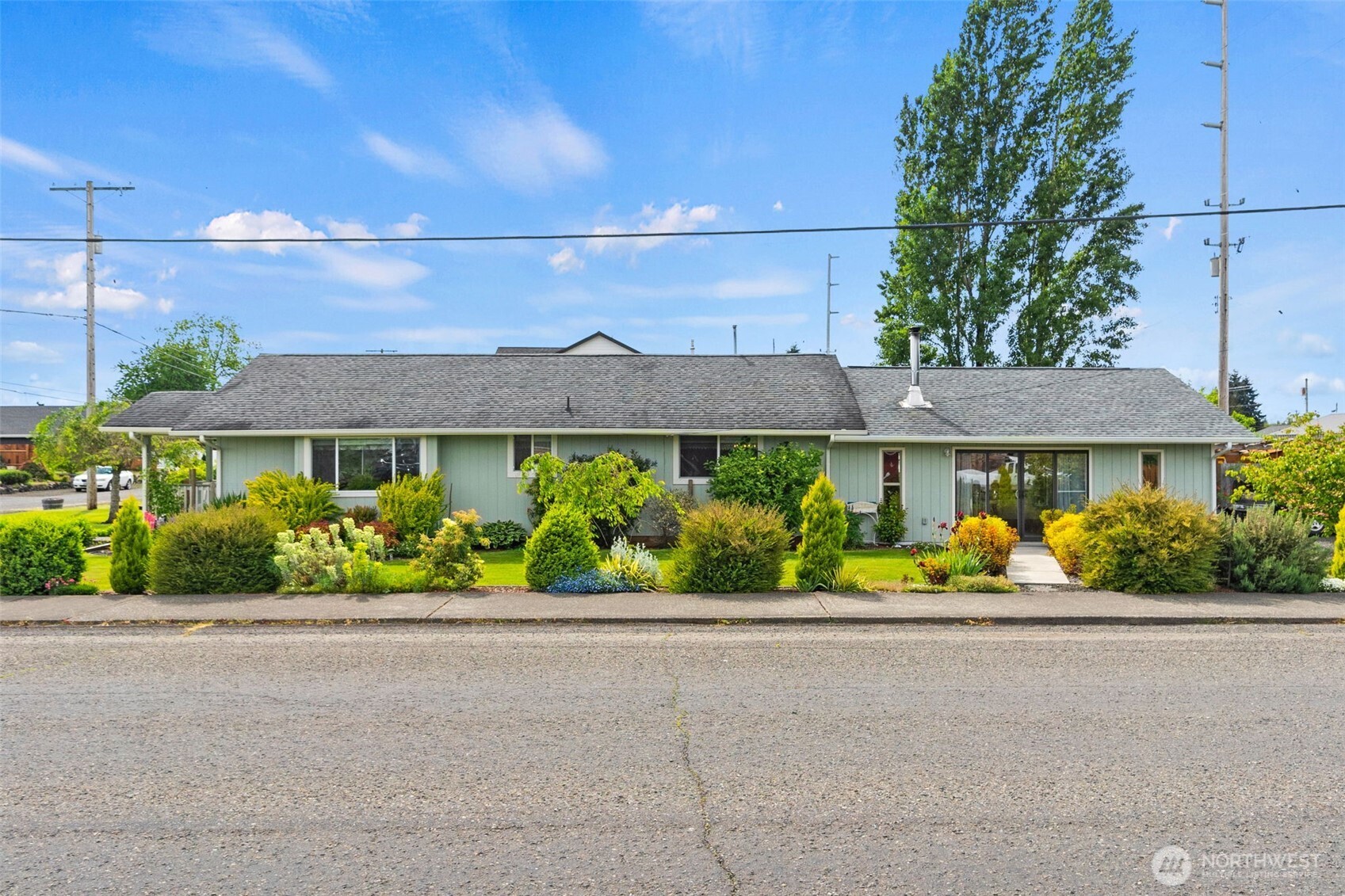 1102 West Anderson Street Elma, WA 98541 - Photo 1 of 40 front view of house with a garden