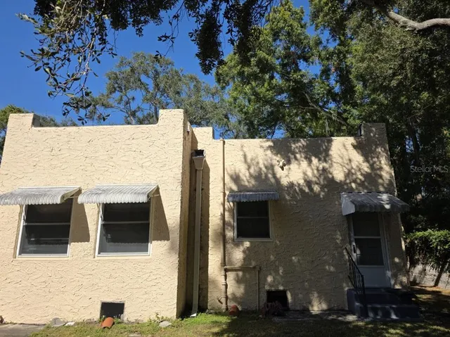 a view of a yard with a tree