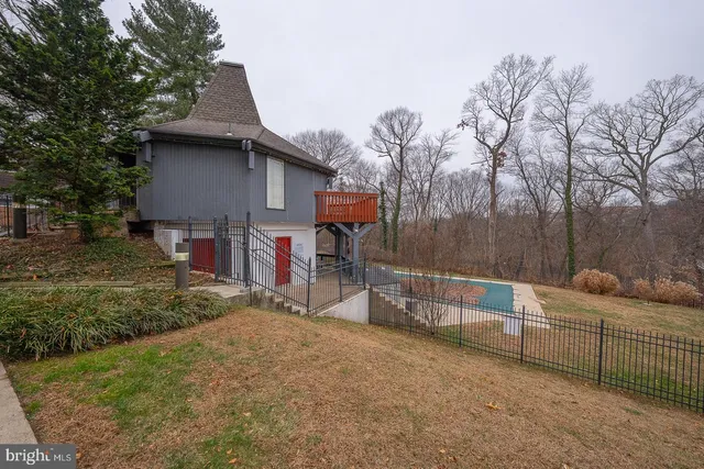 a view of house with backyard and furniture