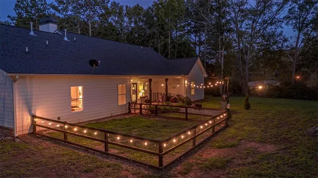 a view of a house with backyard and garden