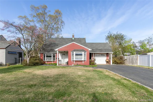 $649,000 | 5 Crabtree Lane, Levittown, NY 11756