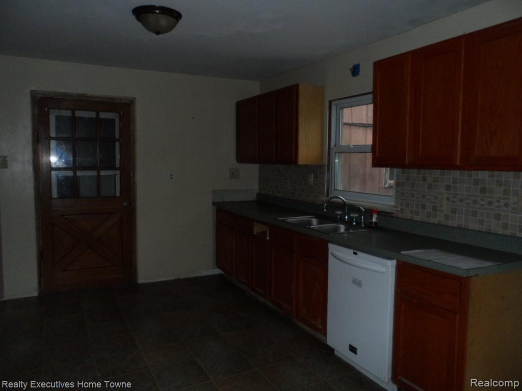 9285 Folkert Road Algonac, MI 48001 - Photo 12 of 16 261-891451 - Kitchen 2.JPG