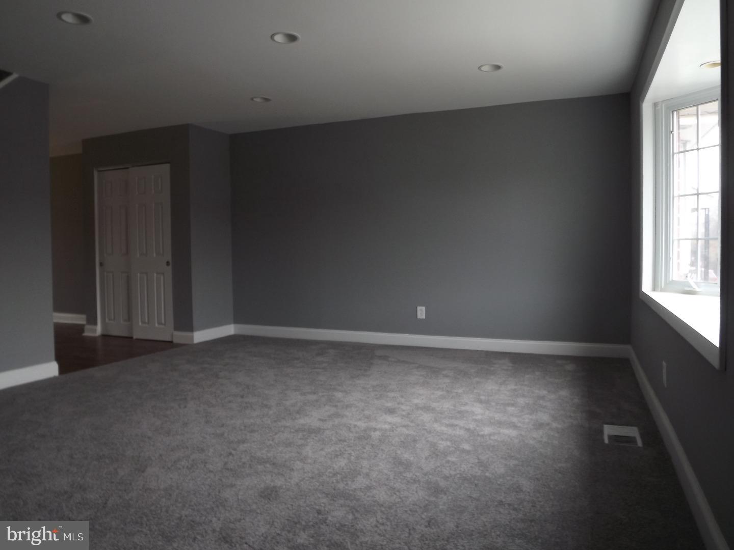 12415 Tyrone Road Philadelphia, PA 19154 - Photo 8 of 24 Living Room