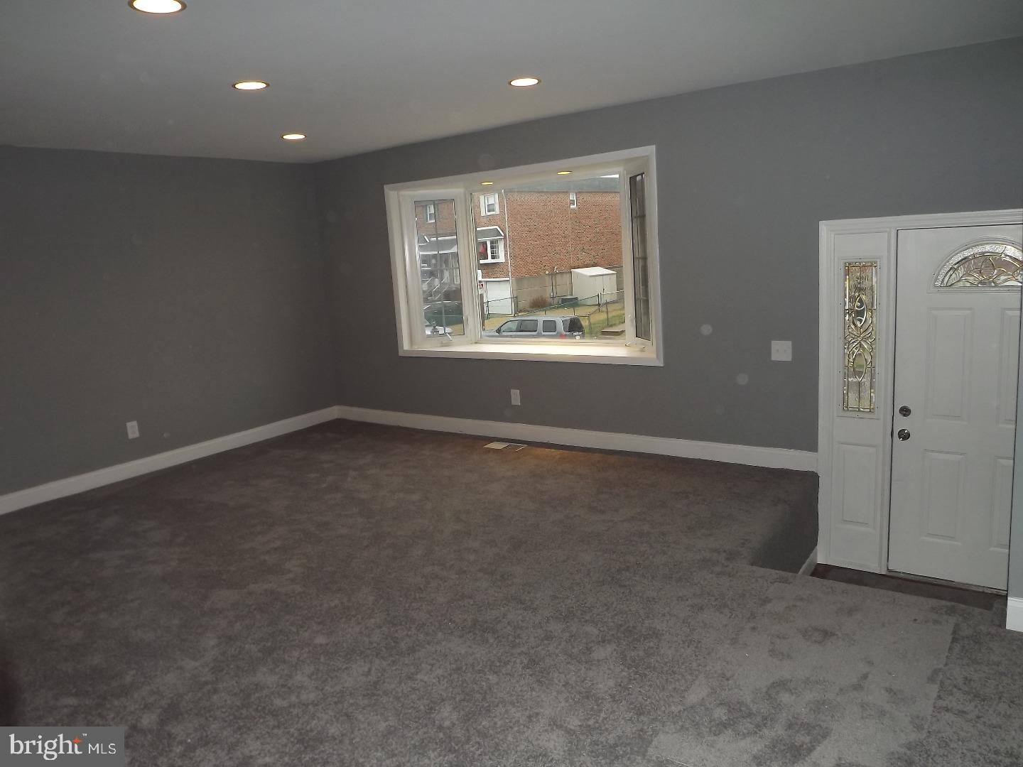 12415 Tyrone Road Philadelphia, PA 19154 - Photo 9 of 24 Living Room