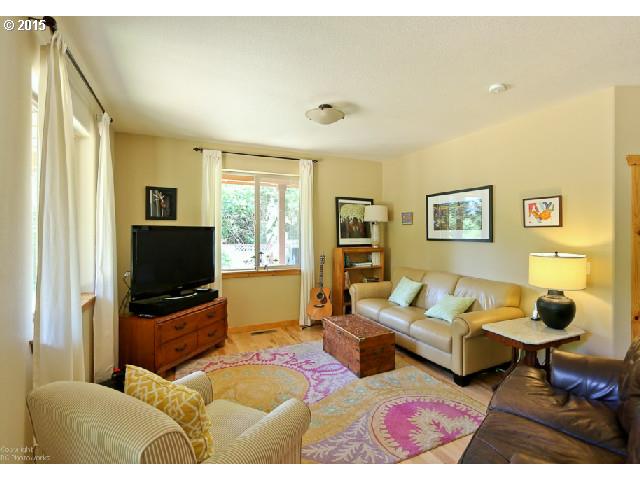 62 Rancho Del Oro Road Stevenson, WA 98648 - Photo 5 of 15 a living room with furniture and a flat screen tv