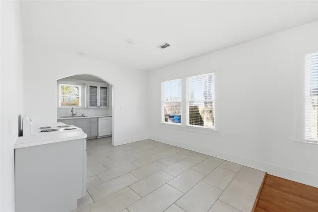 $1,600 | 3808 Highway 3, Dickinson, TX 77539